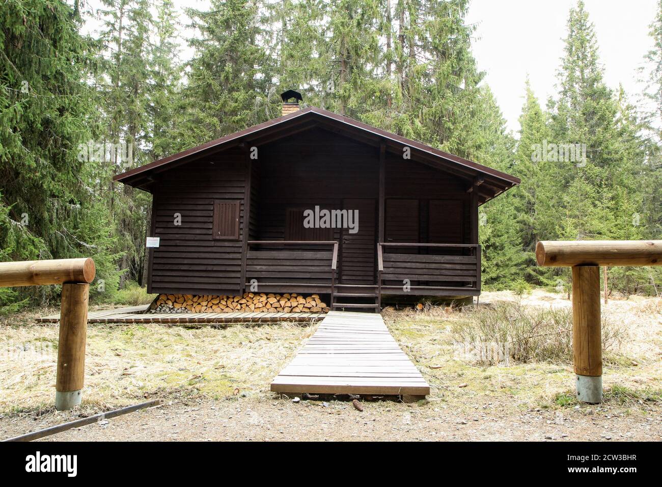 Il cottage in legno nascosto nei boschi della zona protetta nazionale ceca chiamata Šumava. Utilizzato dagli scout o dai foresters locali. Foto Stock