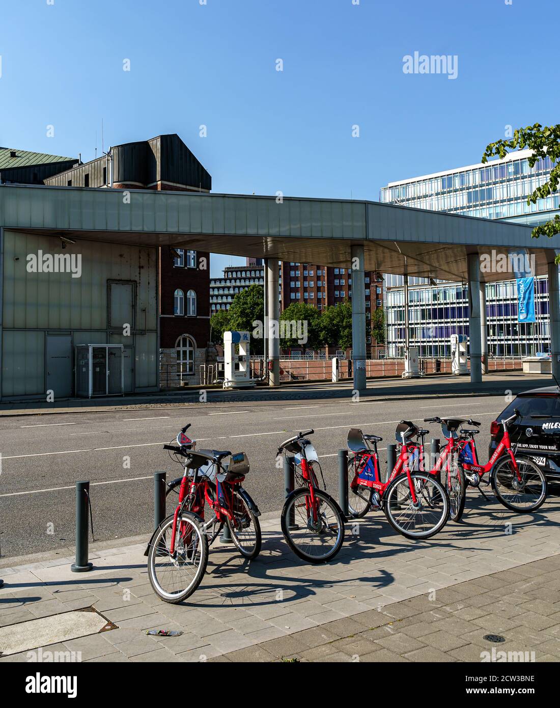 Stazione di rifornimento di idrogeno Hafencity ad Amburgo con alcune biciclette a noleggio in primo piano, Germania Foto Stock