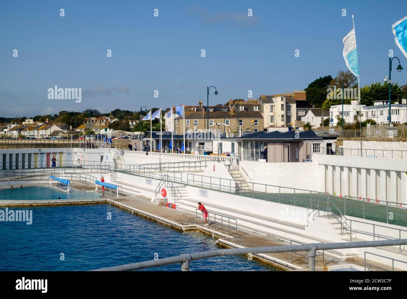 Intorno al lungomare di Penzance cornwall, Regno Unito. La piscina di Penzance, un lido d'acqua di mare Art deco riscaldato da energia geotermica Foto Stock