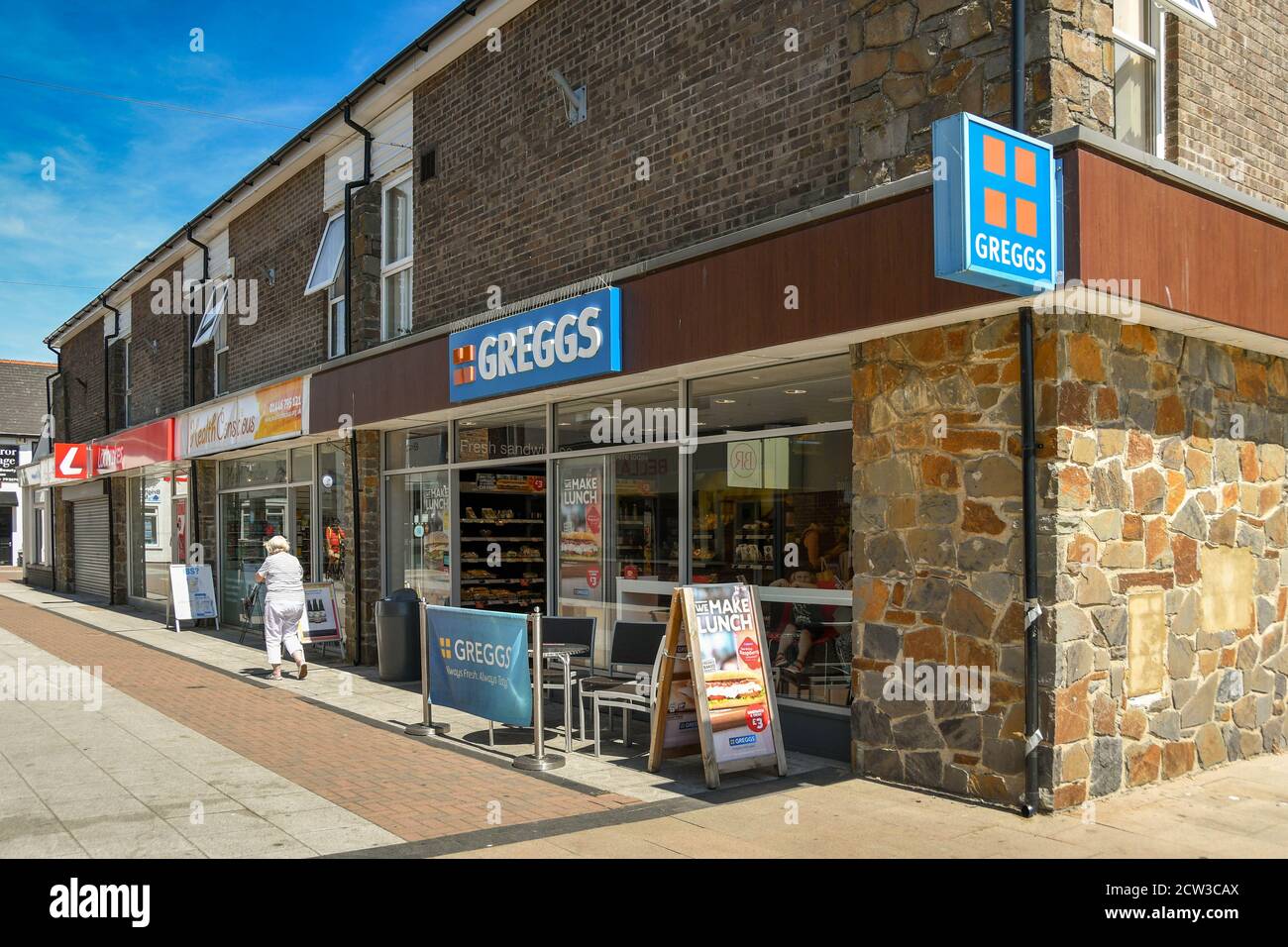 Llantwit Major, vale of Glamorgan, Galles - Luglio 2018: Vista esterna del ramo della panetteria Greggs a Llantwit Major Foto Stock