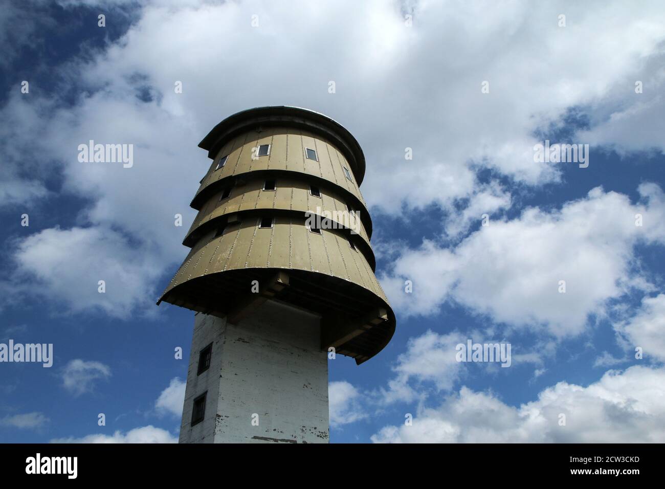 La torre di osservazione sulla cima della collina Poledník nel parco nazionale di Šumava nella Repubblica Ceca. Ex stazione militare di intercettazione. Foto Stock