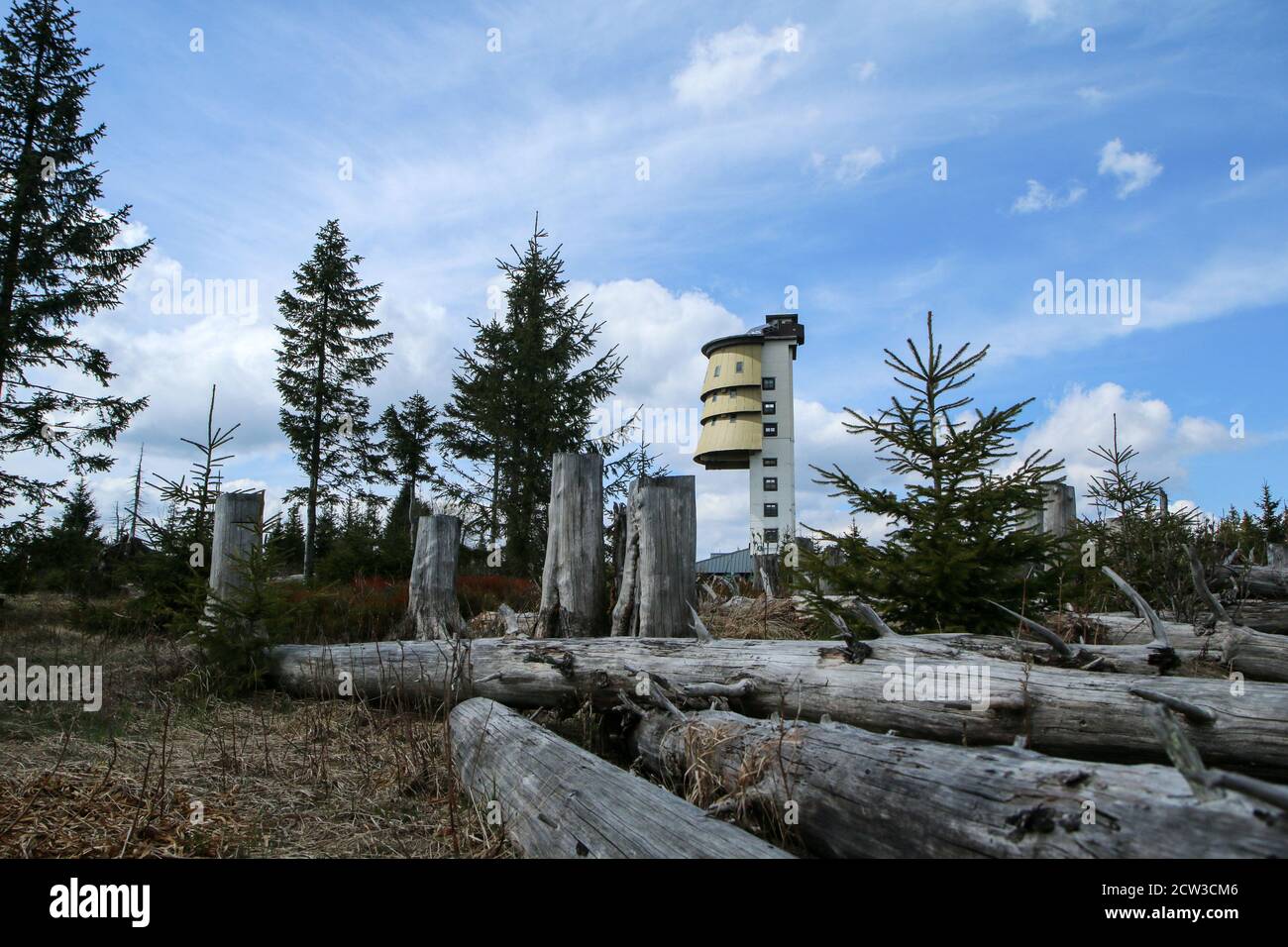 La torre di osservazione sulla cima della collina Poledník nel parco nazionale di Šumava nella Repubblica Ceca. Ex stazione militare di intercettazione. Foto Stock