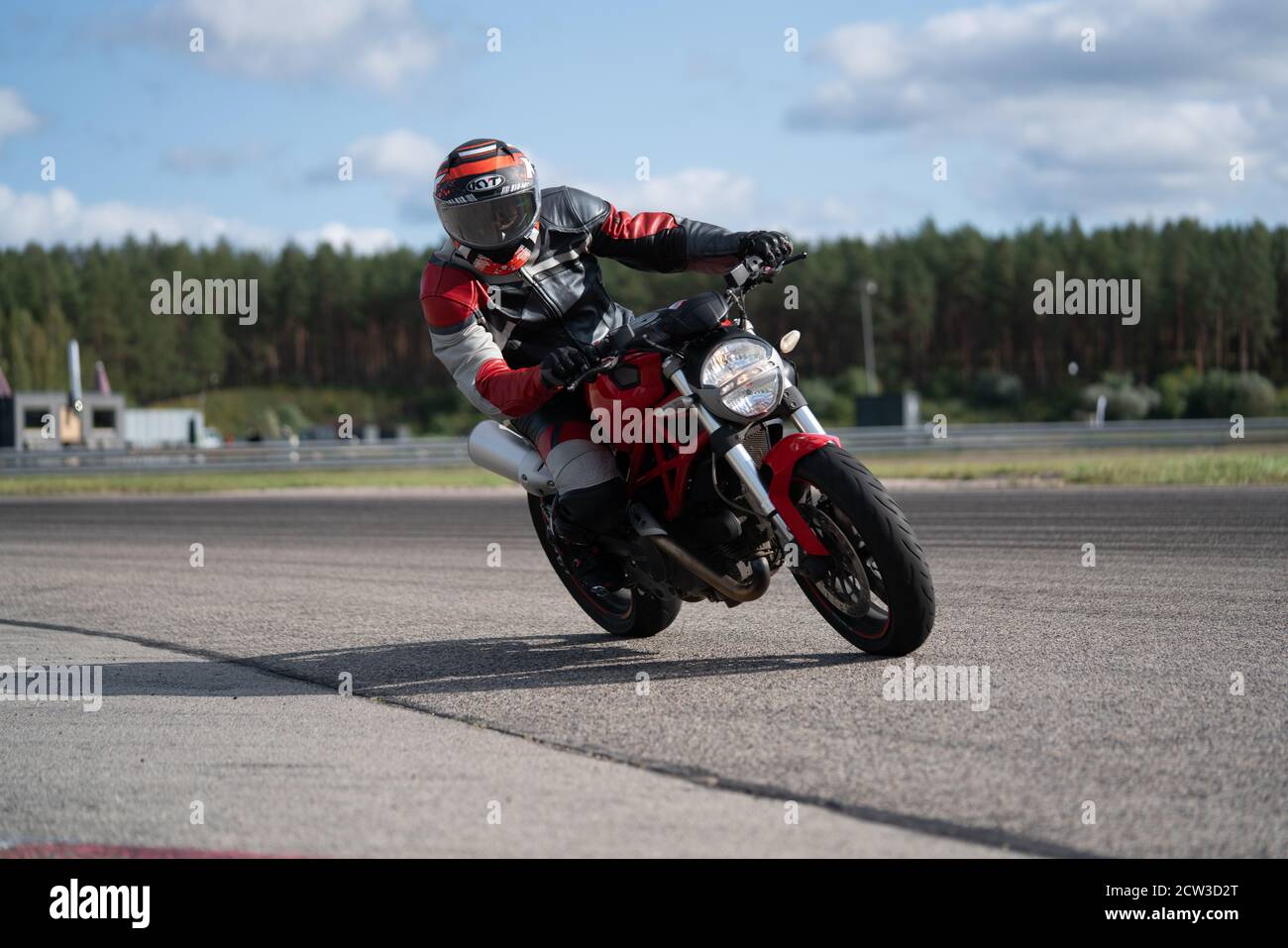 10-06-2020 riga Latvia Moto pratica in curva veloce in pista. Foto Stock