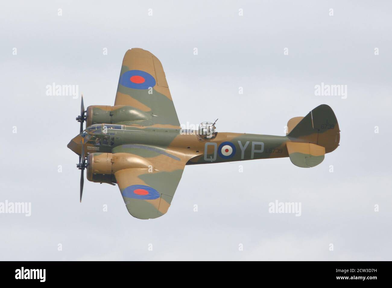 Un bombardiere leggero Bristol Blenheim è presentato attraverso la sua esposizione di routine all'Abingdon Air & Country Show, Oxfordshire, Regno Unito Foto Stock