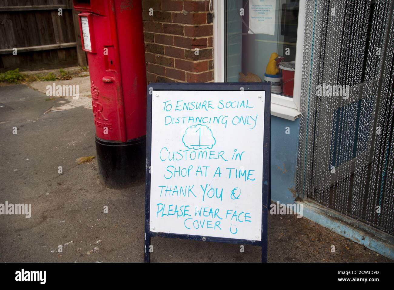 Isola di Wight, settembre 2020. Bembridge. Cartello per il negozio di pesce con regole covide - copertura viso e una persona alla volta. Foto Stock