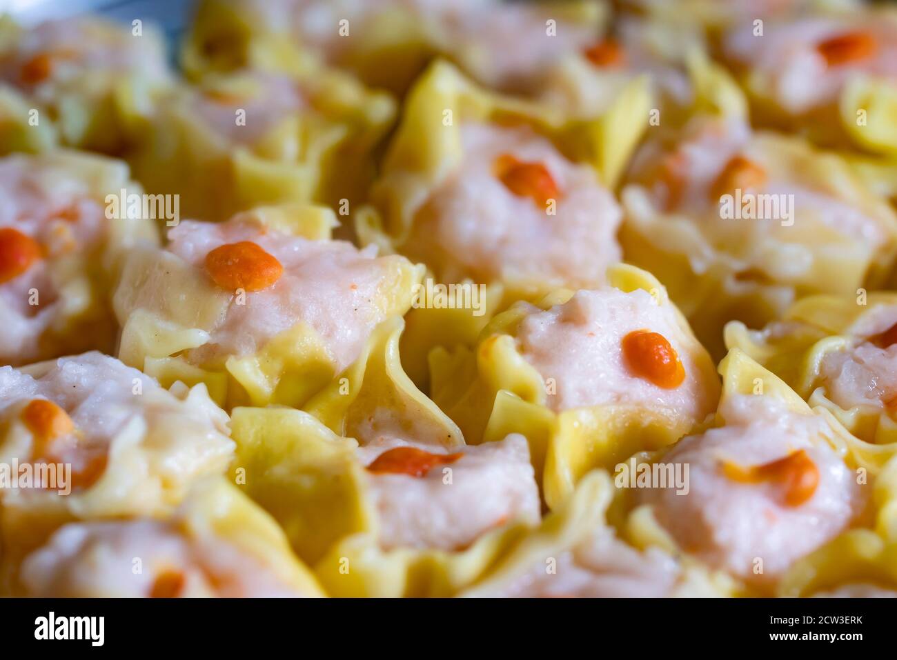 Shumai è un tipo di gnocchi cinesi tradizionali, provenienti da Hohhot. In cucina cantonese, viene solitamente servito come uno spuntino dim sum. Foto Stock