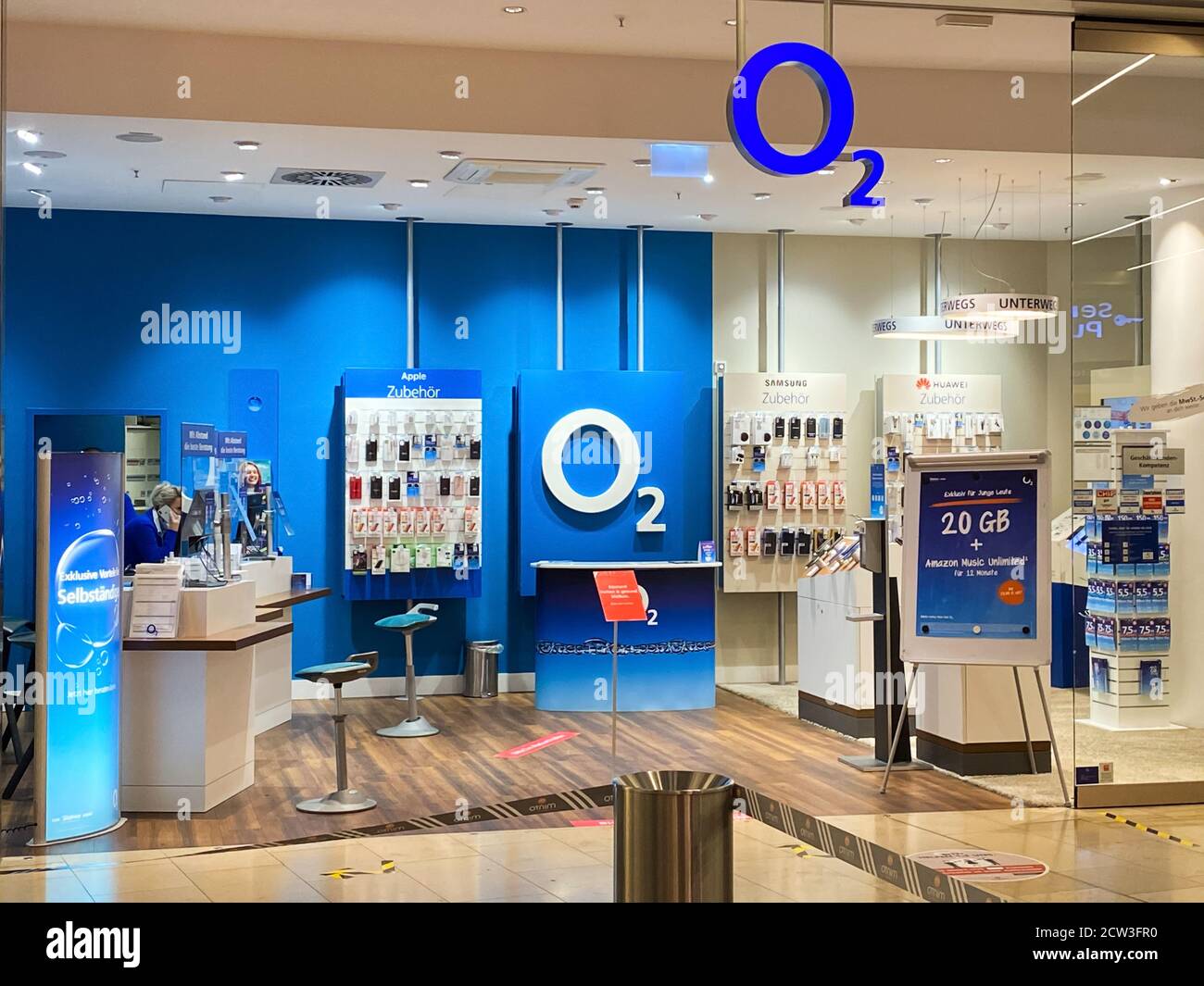 Monchengladbach, Germania - 9 settembre. 2020: Vista sulla parte anteriore del negozio della compagnia telefonica O2 nel centro commerciale tedesco (in cima al logo blu O2) Foto Stock