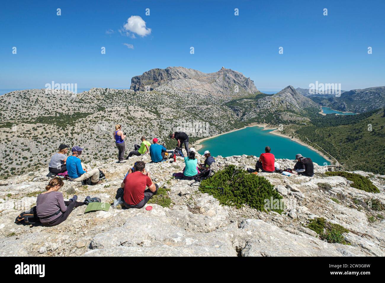 grupo de escursionistas frente al embalse de Cuber, Maiorca, Isole Baleari, Spagna Foto Stock