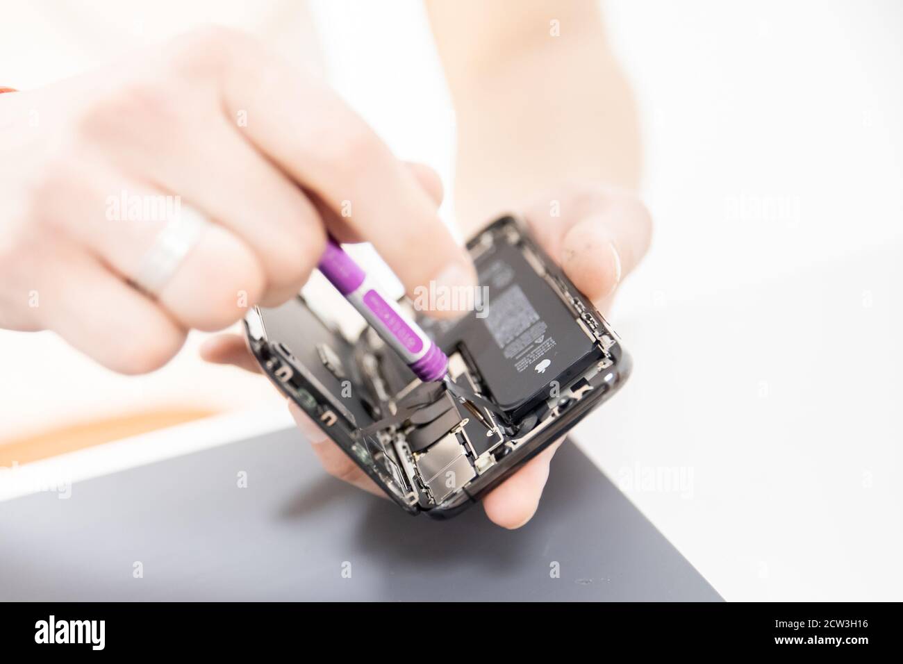 RUSSIA - 27 luglio 2020: Riparare lo schermo del telefono cellulare rotto e sostituire le batterie ricaricabili usate per il riciclaggio Foto Stock RUSSIA - 27 luglio 2020: Riparare lo schermo del telefono cellulare rotto e sostituire le batterie ricaricabili usate per il riciclaggio Foto Stock