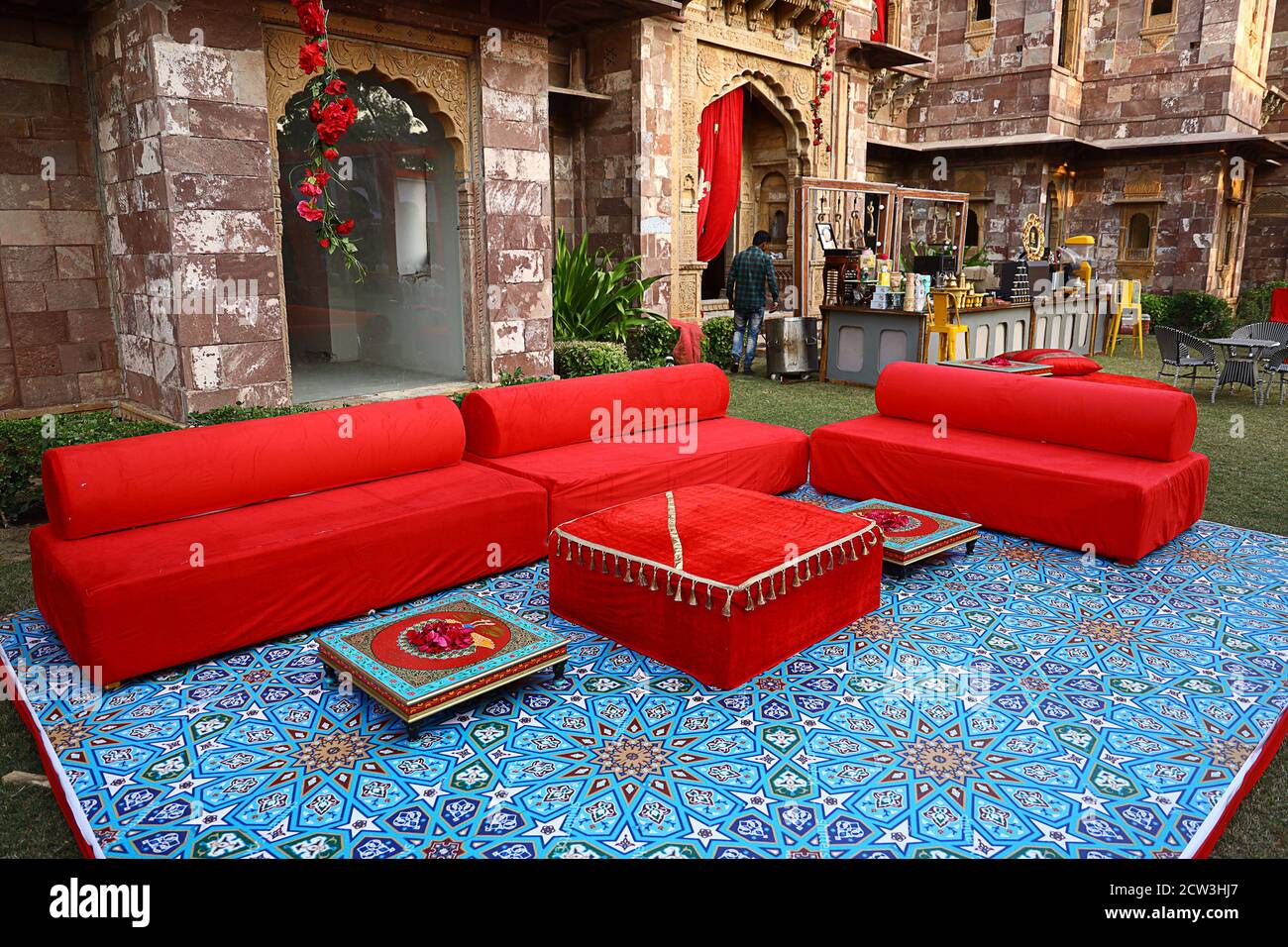 Jodhpur, Rajasthan, India, 20 agosto 2020: Destinazione di nozze di lusso  con divano rosso o divani per gli ospiti per cerimonia di nozze o di  ricevimento in backy Foto stock - Alamy