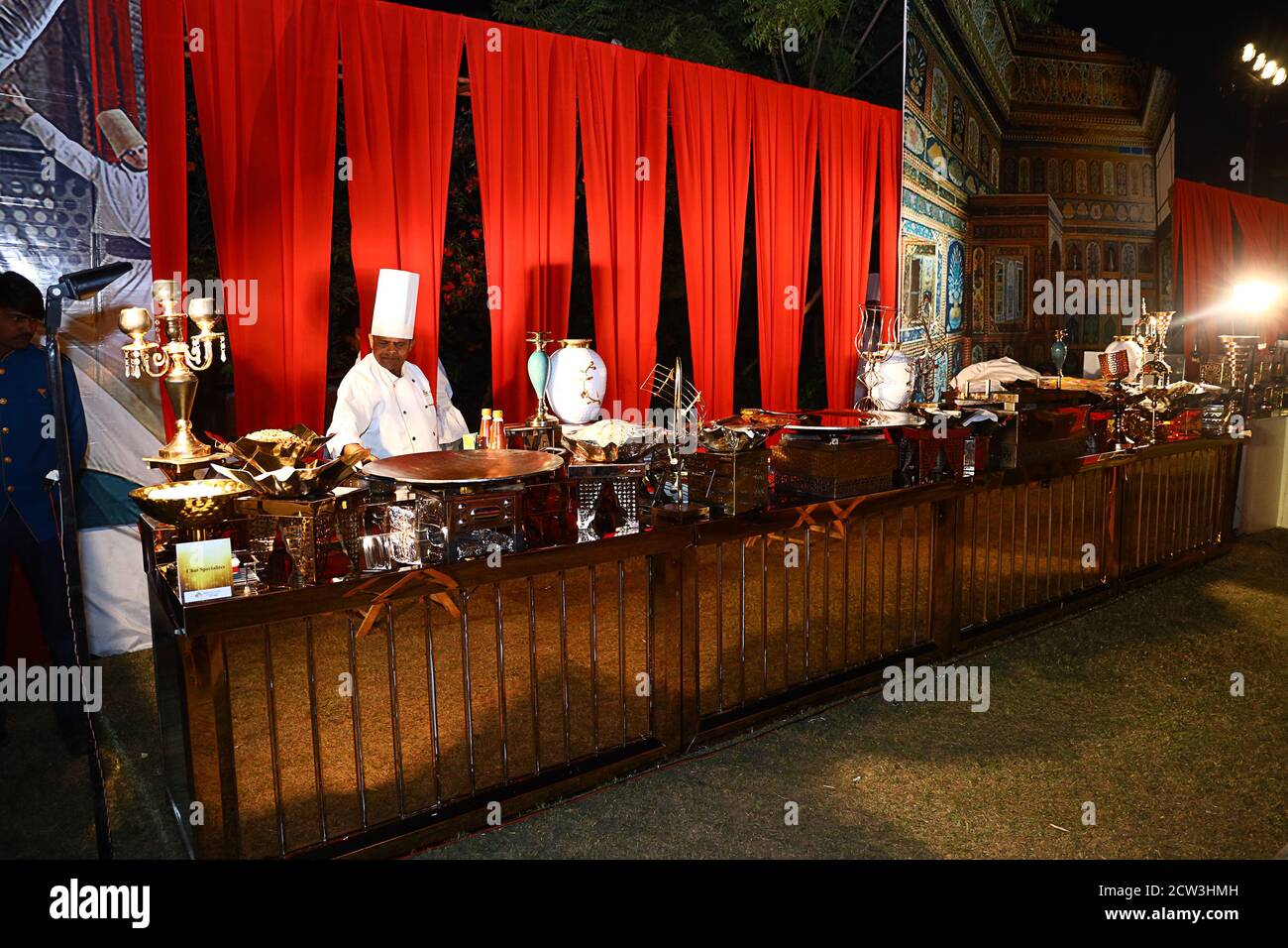 Ritratto di una sala da pranzo ben organizzata pronta a servire gli ospiti in occasione di una festa di nozze o di un ricevimento, esposizione notturna Foto Stock