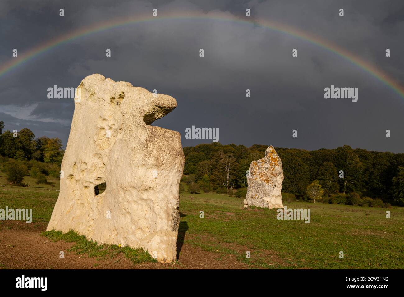arcoiris sobre el Dolmen, Parque Megalítico de Legaire, campas de Legaire , Álava, Pais Vasco, Spagna Foto Stock