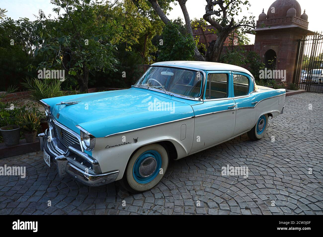 Ritratto di una vecchia auto d'epoca del comandante blu retrò parcheggiata al vialetto di una casa, sfondo naturale all'aperto, collezionisti di auto d'epoca in india Foto Stock