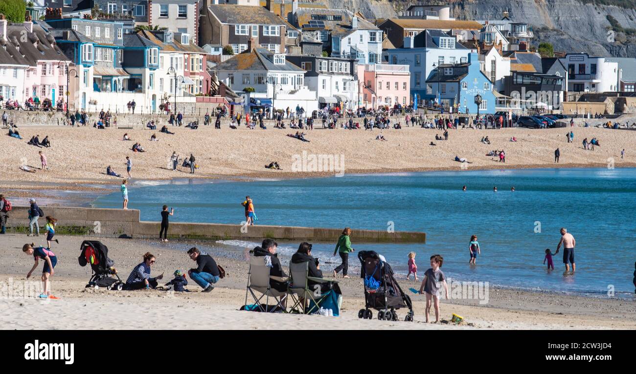 Lyme Regis, Dorset, Regno Unito. 27 Settembre 2020. Regno Unito Meteo: Una giornata luminosa e soleggiata con un vento freddo a Lyme Regis. La gente si avvolge caldo per godere di una passeggiata a rischio lungo il lungomare di Lyme Regis. Credit: Celia McMahon/Alamy Live News Foto Stock