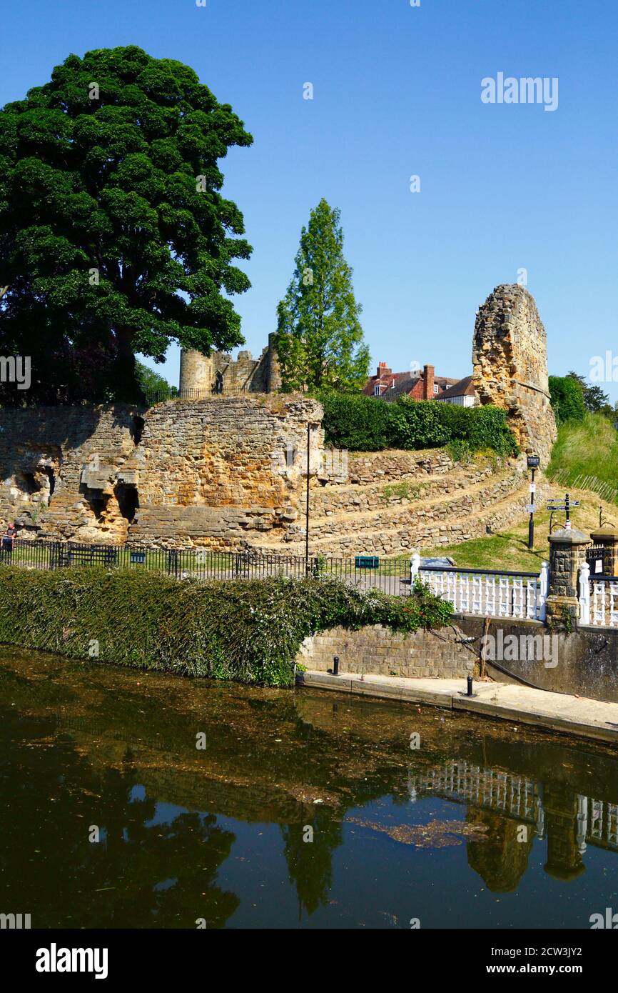 Mura del castello di Tonbridge riflesse nel fiume Medway, Tonbridge, Kent, Inghilterra Foto Stock