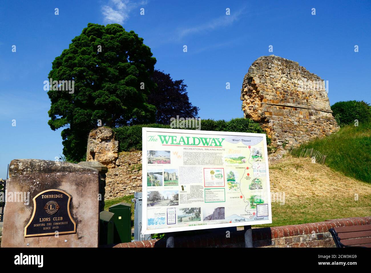 Wealdway lunga distanza sentiero informazioni segno e parte delle mura esterne di Tonbridge Castle, High Street, Tonbridge, Kent, Inghilterra Foto Stock