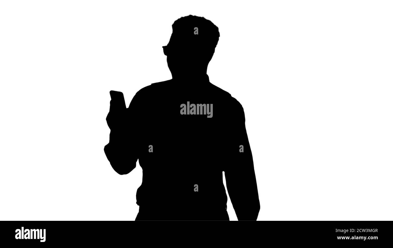 Silhouette sorridente uomo d'affari afroamericano che fa video cal Foto Stock