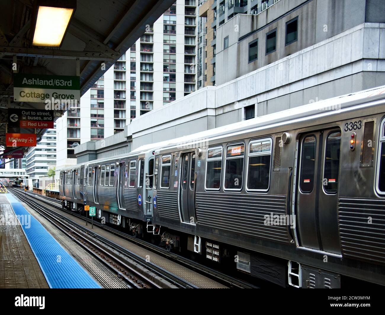Treno d'argento in attesa presso la stazione sopraelevata di Chicago, Illinois Foto Stock