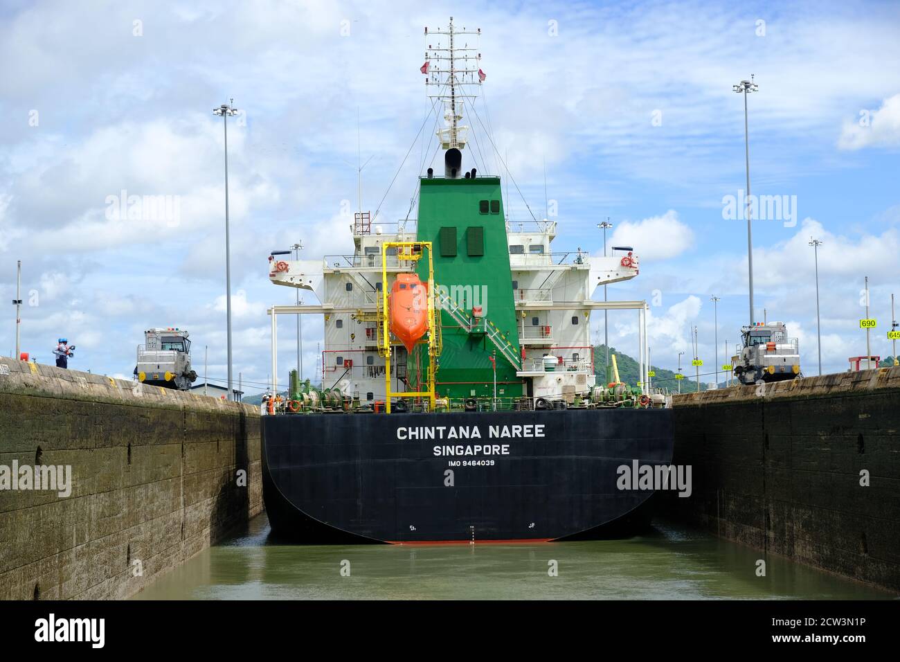 Canale di Panama - Canal de Panama - nave con traino Locomotive a Pedro Miguel Locks Foto Stock