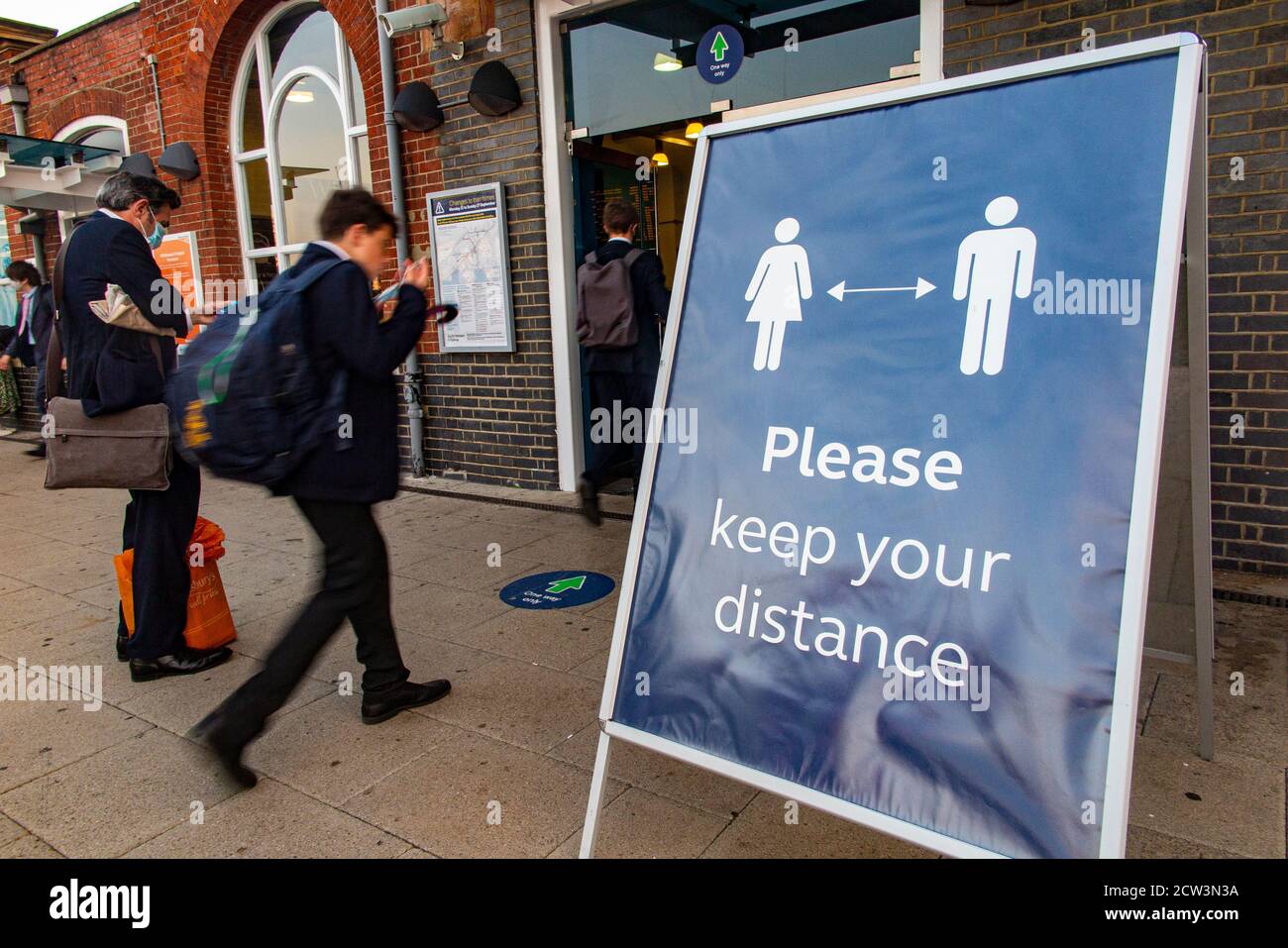 Un cartello alla stazione della giunzione di Clapham che chiede che la gente tenga la loro distanza Foto Stock