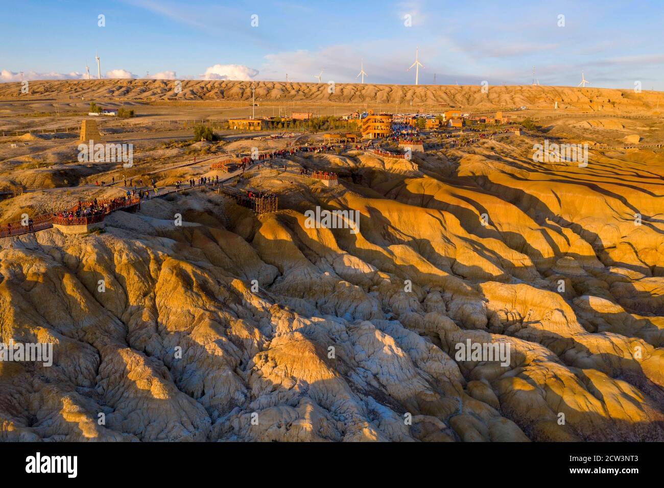 Burqin. 26 Settembre 2020. La foto aerea scattata il 26 settembre 2020 mostra lo scenario della colorata area panoramica della spiaggia nella contea di Burqin, regione autonoma di Xinjiang Uygur, nella Cina nord-occidentale. Credit: Notizie dal vivo Sadat/Xinhua/Alamy Foto Stock