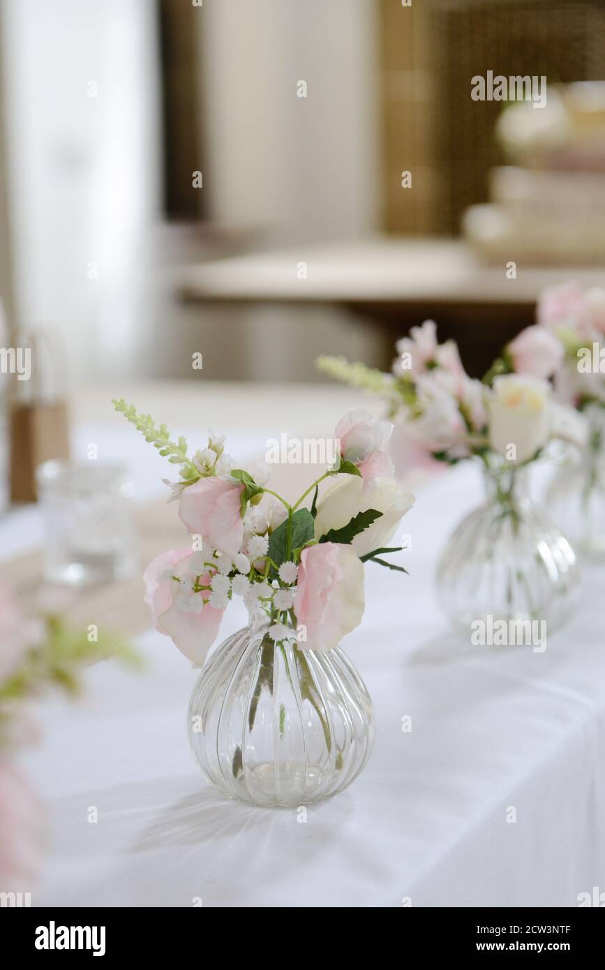 Fiori rosa e bianchi in vasi di vetro soffiato Foto Stock