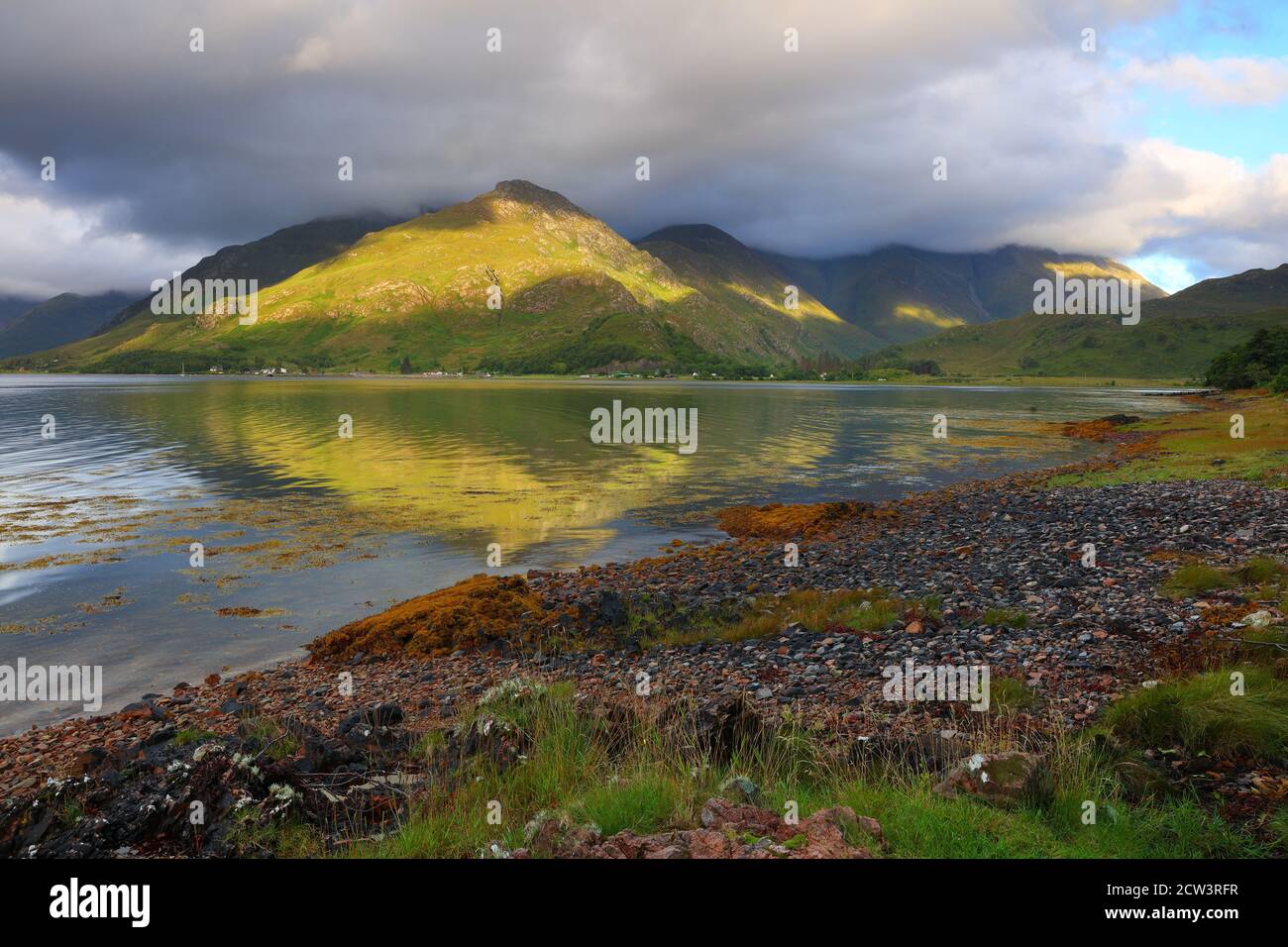 Immagine paesaggistica delle cinque Sorelle della catena montuosa di Kintail dalle rive di Loch Duich, Glen Shiel, West Highlands, Scozia, Regno Unito. Foto Stock