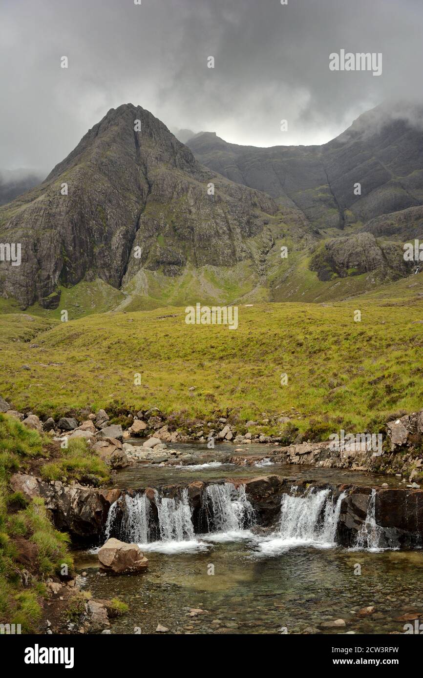 Sgurr An Fheadain e Allt Coir 'A' Mhadaidh fiume. Piscine di fate con le montagne di Cuillin come sfondo, Isola di Skye, Scozia Foto Stock