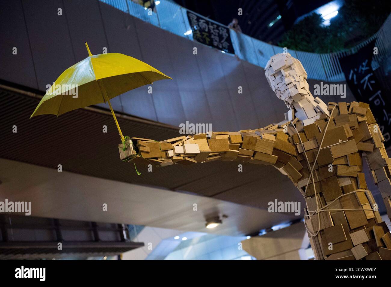 Hong Kong, Hong Kong, Cina. 6 Ott 2014. Il 2014 Umbrella Revolution.A statuto, costruito di blocchi, per creare l'immagine di un protestore che tiene un ombrello giallo, è costruito al di fuori degli uffici governativi Harcourt Road Ammiralty. Credit: Jayne Russell/ZUMA Wire/Alamy Live News Foto Stock