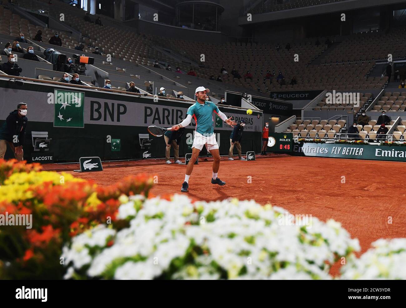Parigi, Francia. 27 Settembre 2020. Roland Garros Paris French Open 2020 Day 1 270920 atmosfera surreale su Court Philippe Chatrier con folla sparsa che indossa maschere facciali mentre l'orologio David Goffin (bel) vince la prima partita Credit: Roger Parker/Alamy Live News Foto Stock