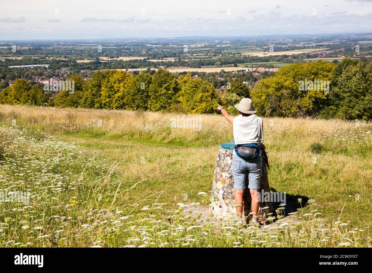 Donna al punto di vista sul Ridgeway nazionale a lunga distanza Sentiero pedonale a Brush Hill sopra Princes Risborough Chilterns Buckinghamshire Foto Stock