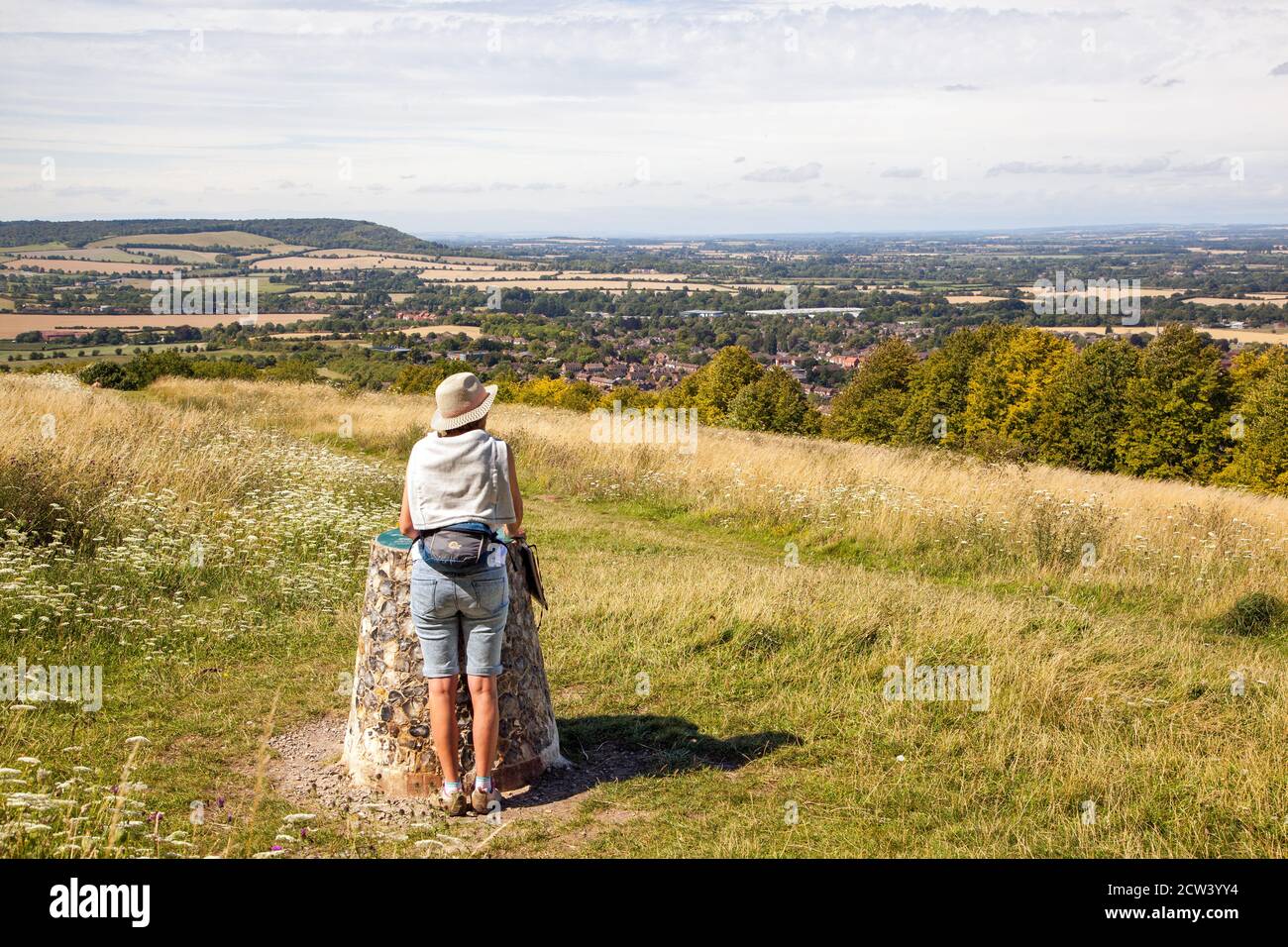 Donna al punto di vista sul Ridgeway nazionale a lunga distanza Sentiero pedonale a Brush Hill sopra Princes Risborough Chilterns Buckinghamshire Foto Stock