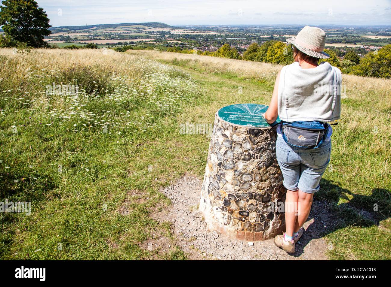 Donna al punto di vista sul Ridgeway nazionale a lunga distanza Sentiero pedonale a Brush Hill sopra Princes Risborough Chilterns Buckinghamshire Foto Stock