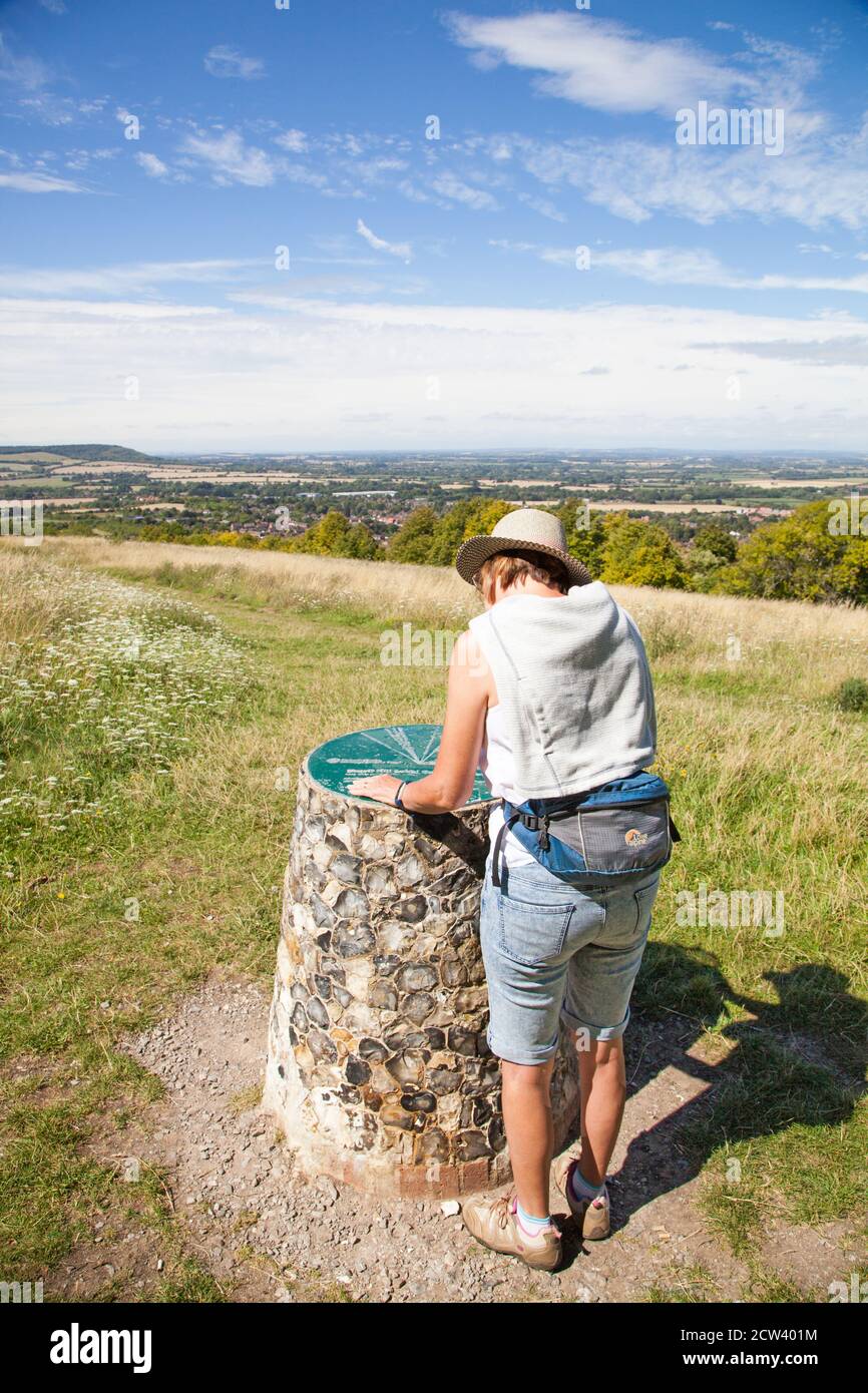 Donna al punto di vista sul Ridgeway nazionale a lunga distanza Sentiero pedonale a Brush Hill sopra Princes Risborough Chilterns Buckinghamshire Foto Stock