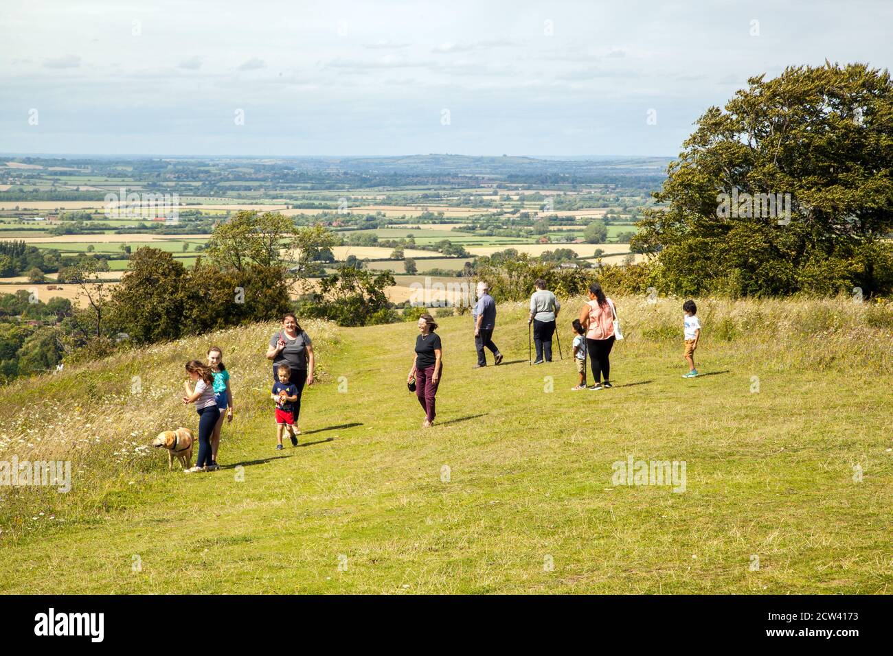 Persone che camminano sul sentiero nazionale Ridgeway lunga distanza A Whiteleaf Hill sopra Princes Risborough nel Chilterns Buckinghamshire Foto Stock