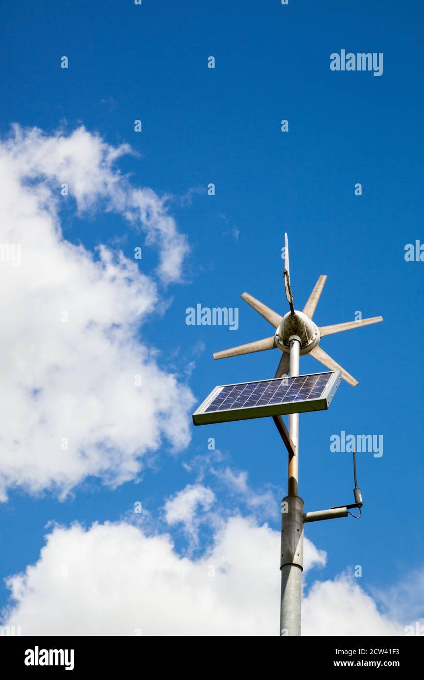 Turbina eolica e pannello solare combinati per fornire energia elettrica una piccola scala per alimentare un segnale stradale Foto Stock