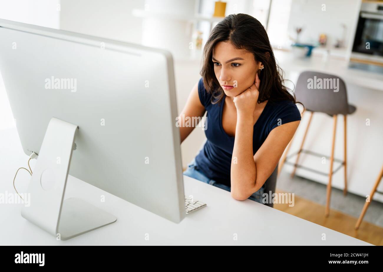 Bella giovane donna che lavora al computer. Tecnologia, persone, lavoro, concetto di studio Foto Stock