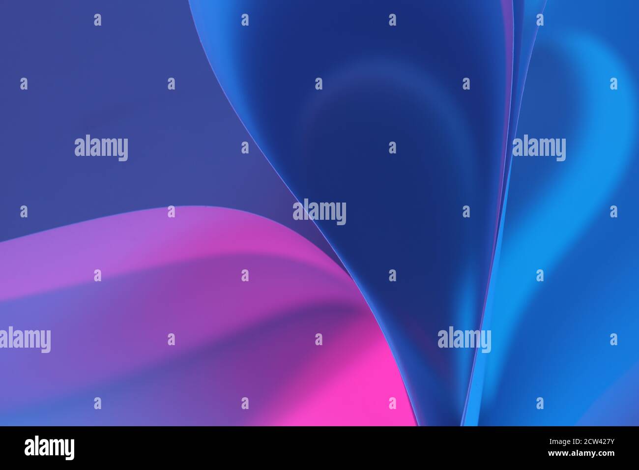 L'immagine astratta della carta curva con una luce di colore brillante. Foto Stock