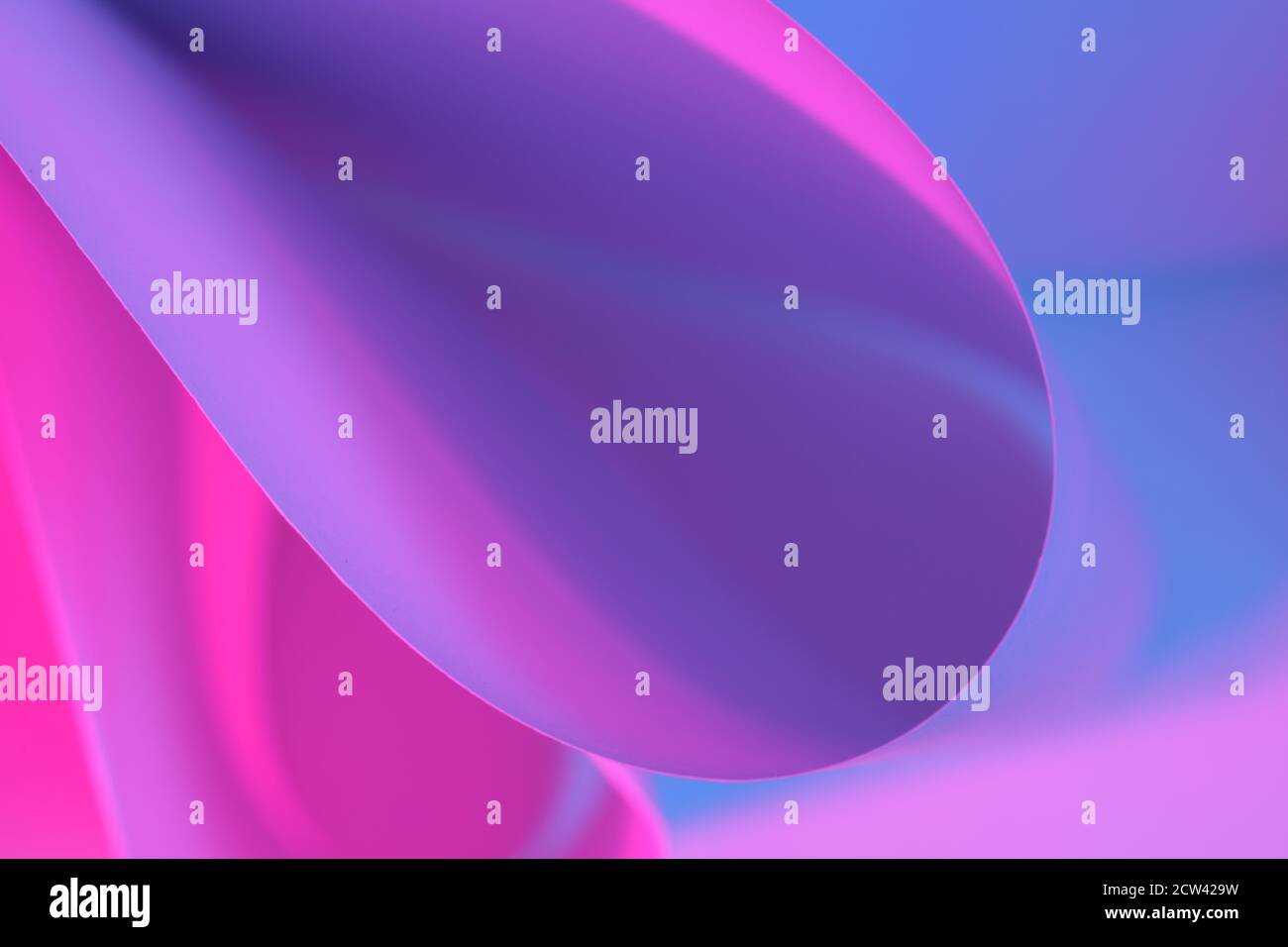 L'immagine astratta della carta curva con una luce di colore brillante. Foto Stock