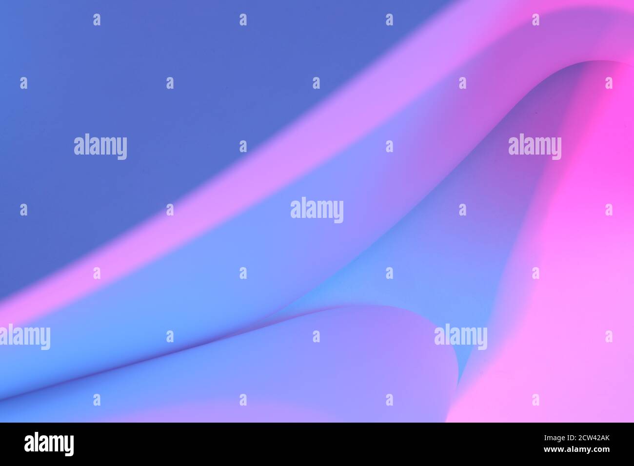 L'immagine astratta della carta curva con una luce di colore brillante. Foto Stock