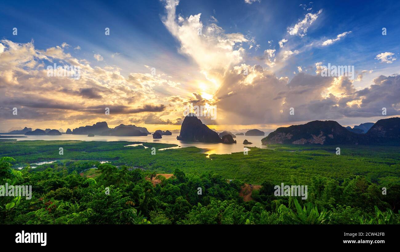Samet Nangshe punto di osservazione all'alba a Phang nga, Thailandia. Foto Stock
