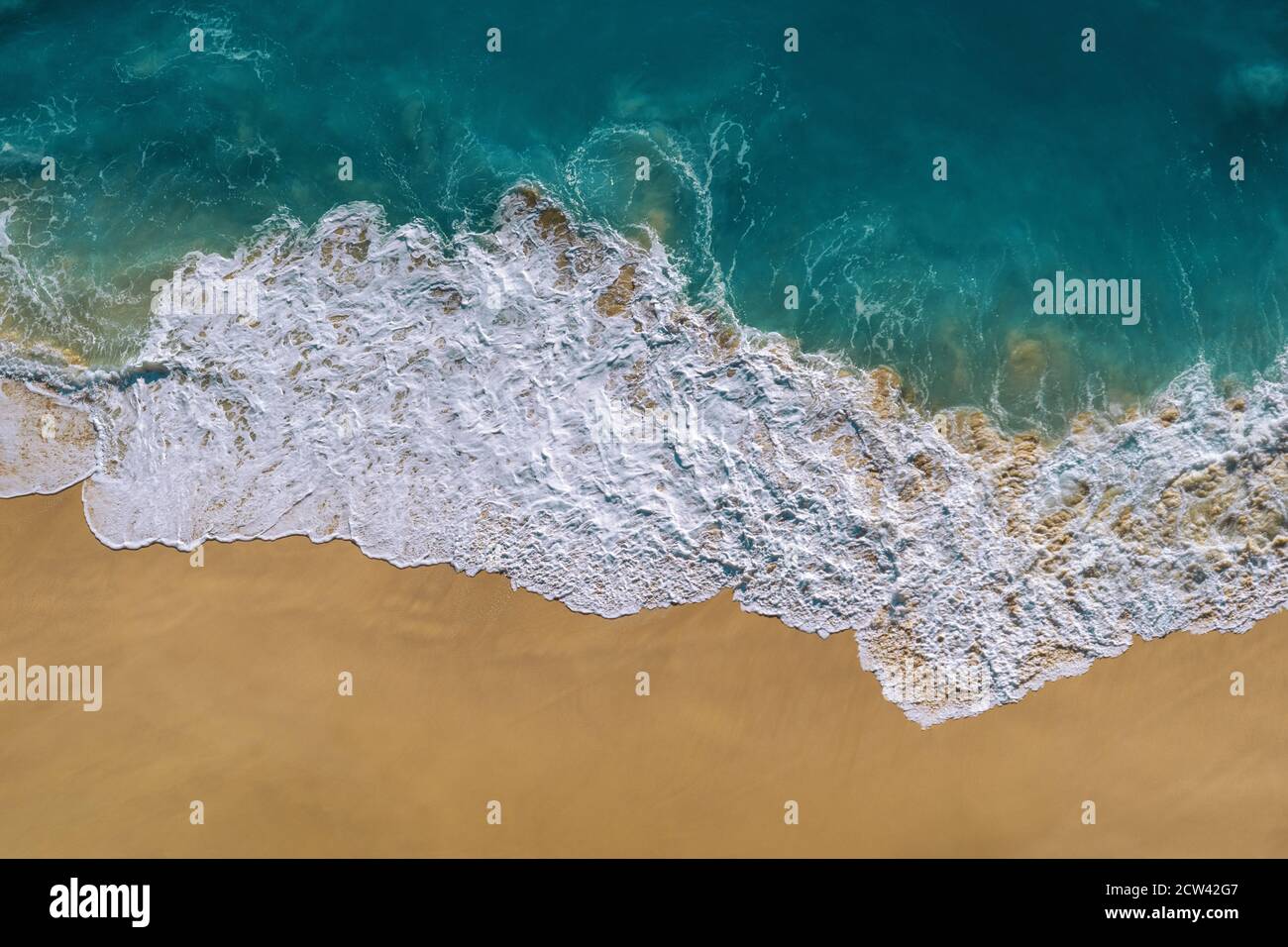 Vista aerea di Ocean WAVE e Kelingking Beach nell'isola di Nusa Penida, Bali in Indonesia. Foto Stock