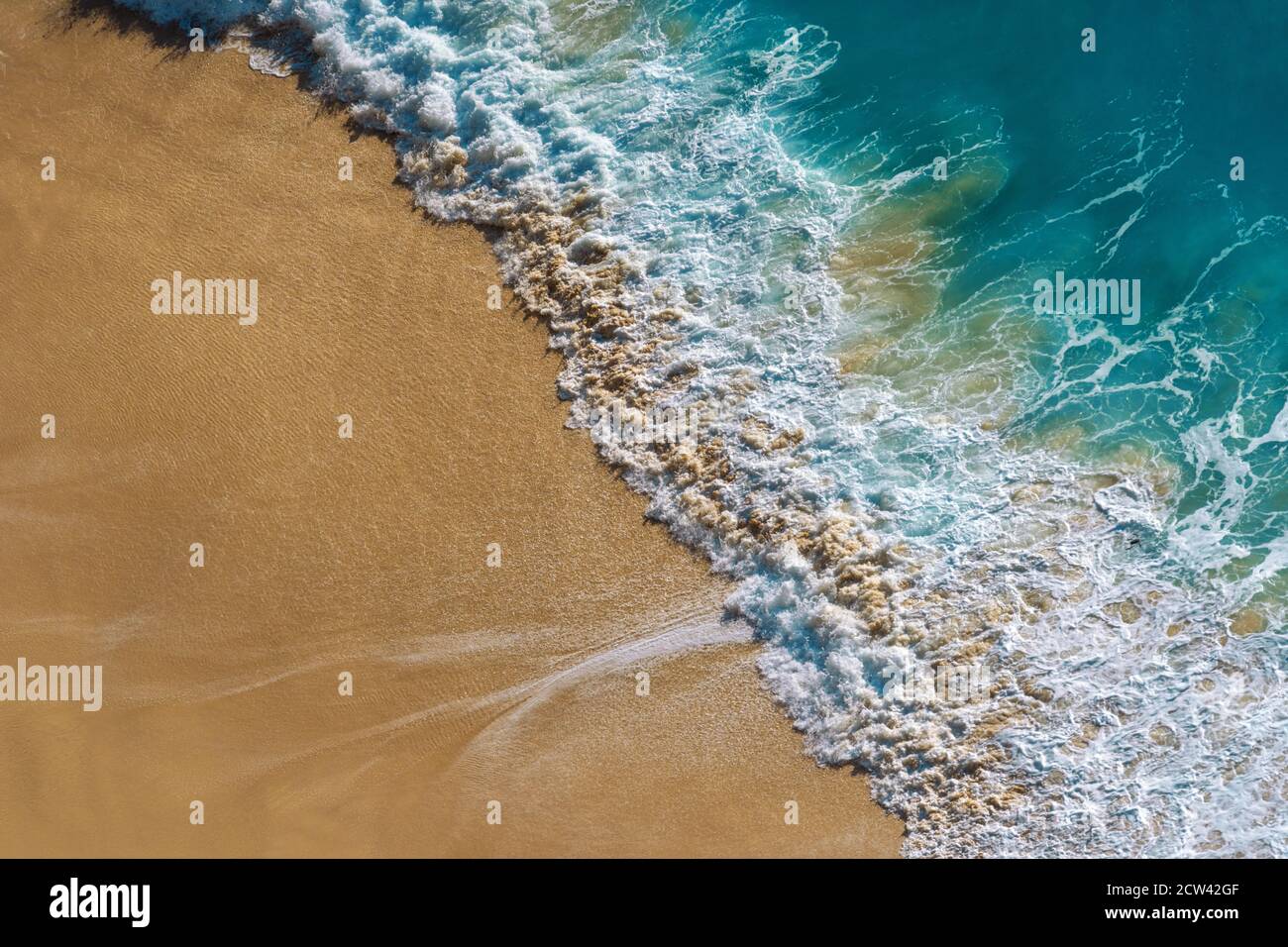 Vista aerea di Ocean WAVE e Kelingking Beach nell'isola di Nusa Penida, Bali in Indonesia. Foto Stock