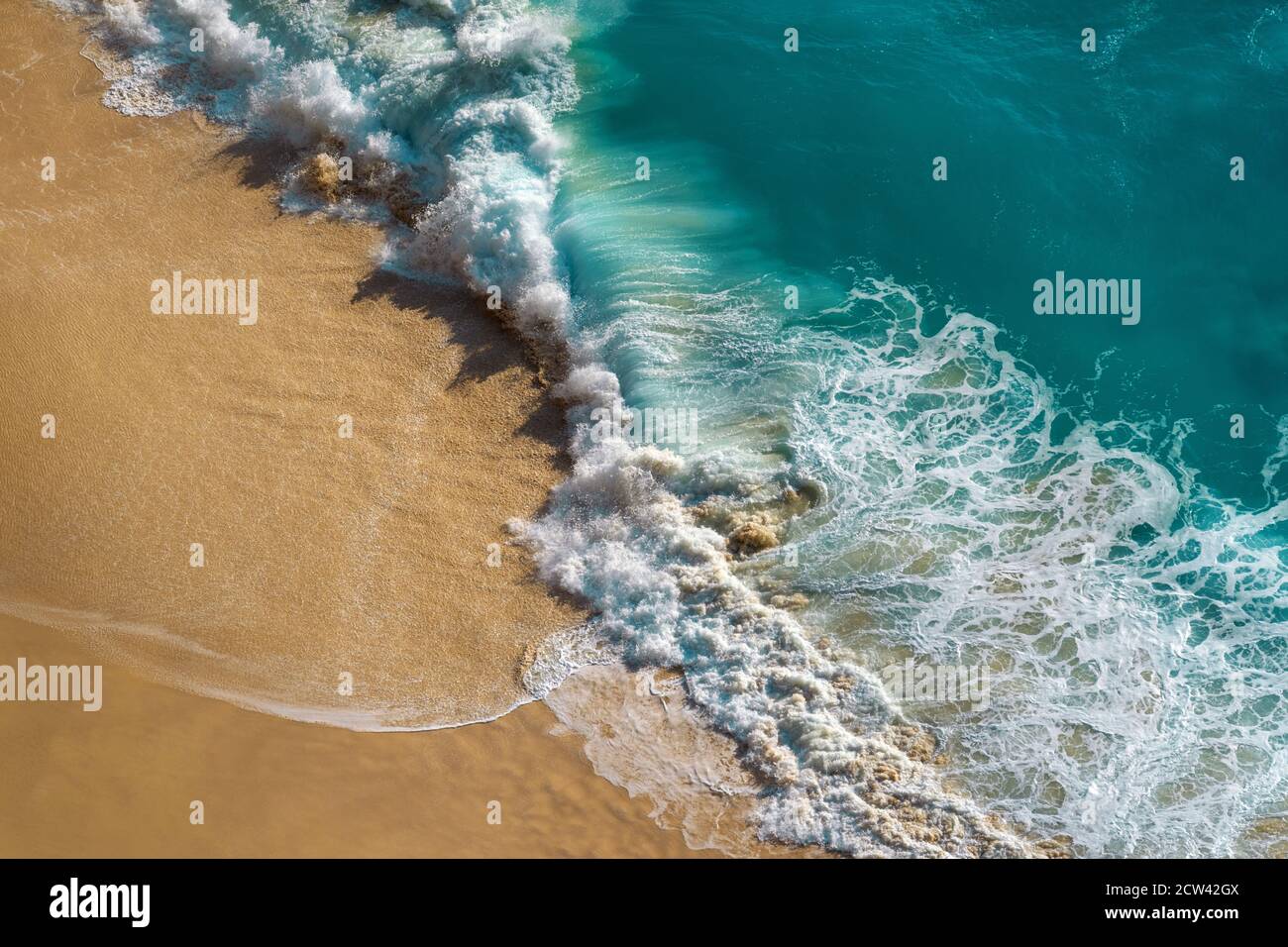 Vista aerea di Ocean WAVE e Kelingking Beach nell'isola di Nusa Penida, Bali in Indonesia. Foto Stock