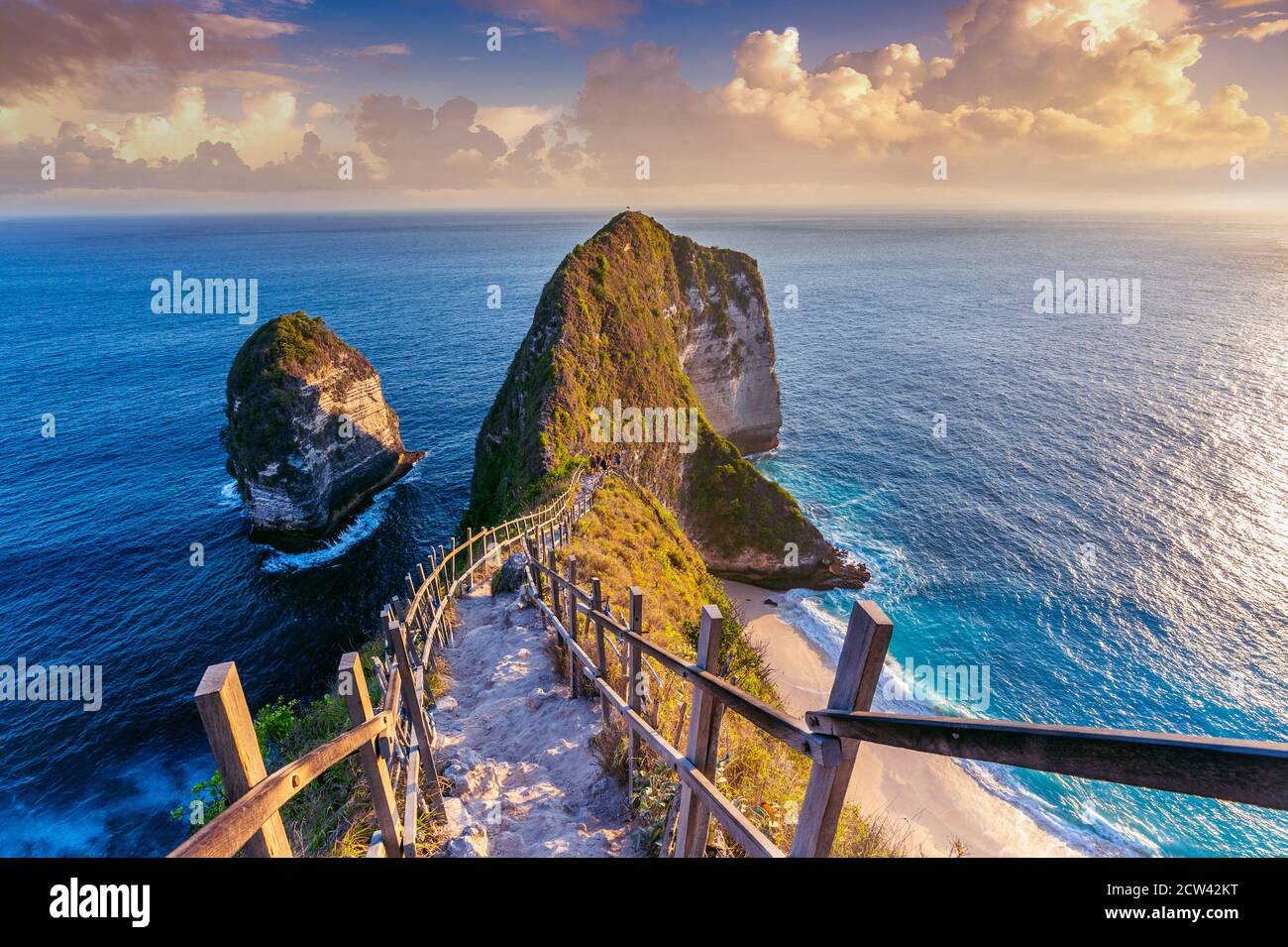 Kelingking Spiaggia di Nusa Penida isola di Bali in Indonesia. Foto Stock