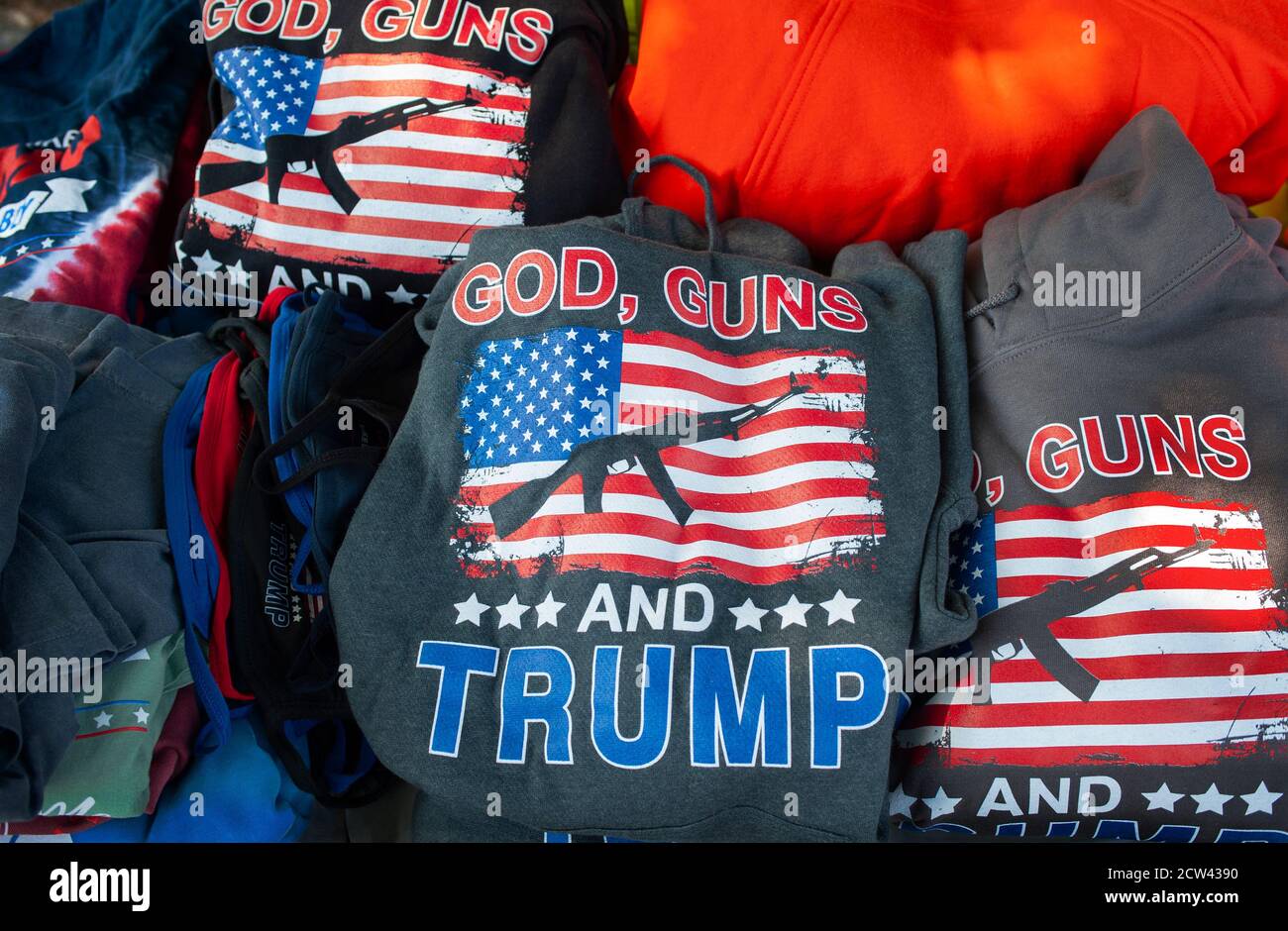 Le felpe di God, Guns e Trump in vendita durante una dimostrazione di restrizioni anti-coronavirus a Swampscott, Massachusetts, USA. 09/26/2020. Foto Stock