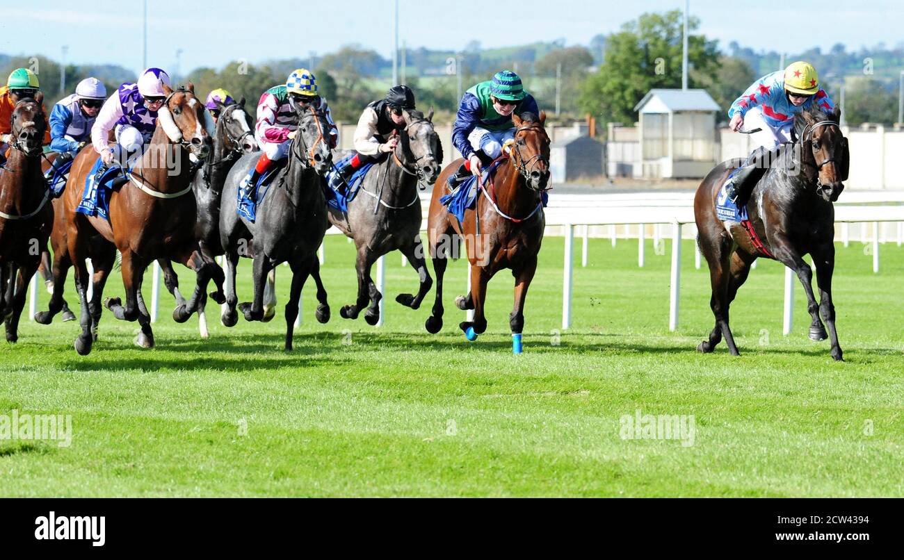 Un passo troppo lontano guidato da Adam Farragher (a destra) vincere gli pneumatici Heffernan Joe McGrath handicap durante il secondo giorno del Festival d'autunno all'Ippodromo di Curragh. Foto Stock