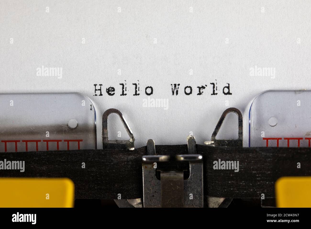 Scritto su vecchia macchina da scrivere con testo Hello World Foto Stock