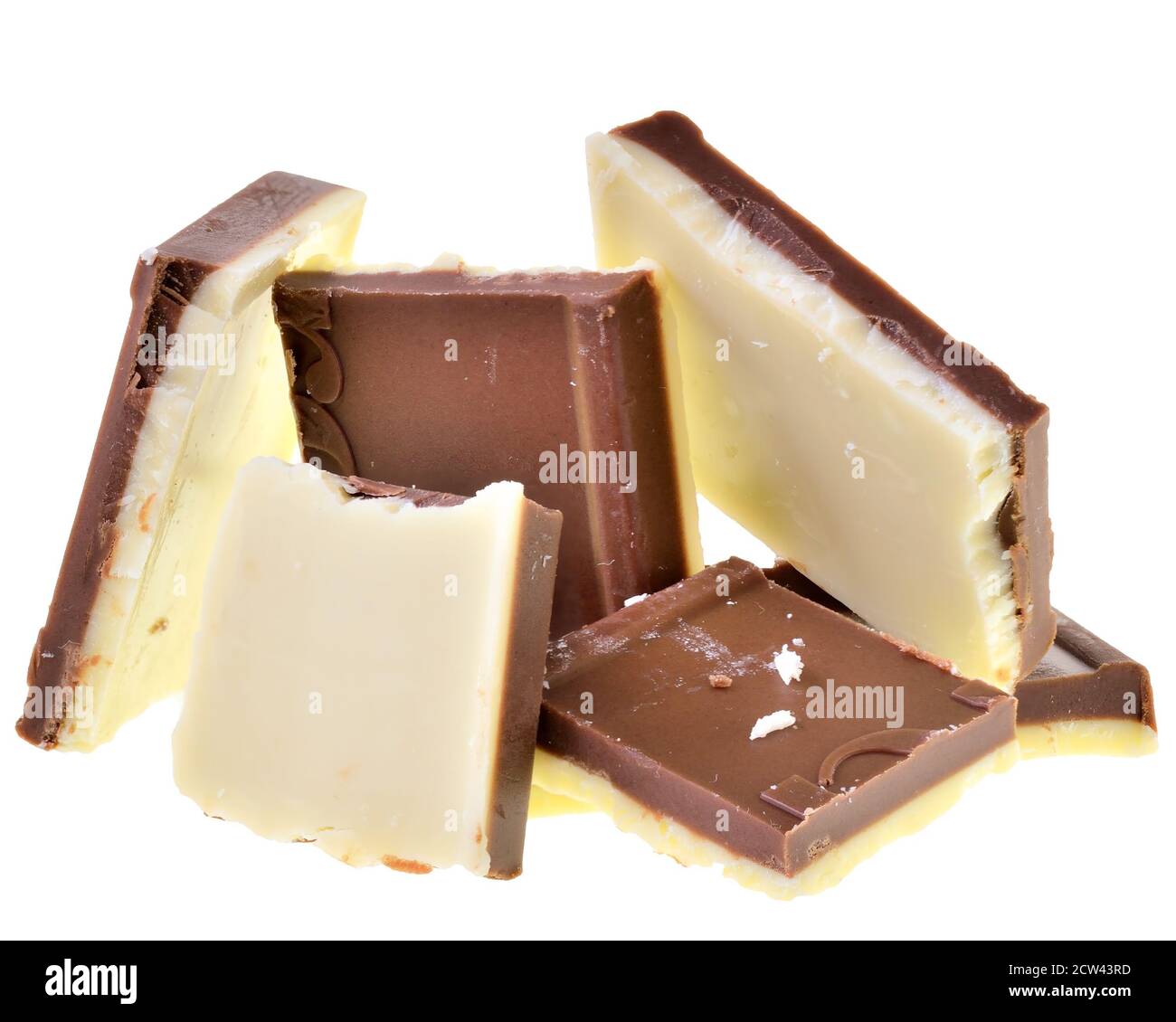 Latte di cioccolato bicolore e bianco isolato su sfondo bianco. Foto Stock