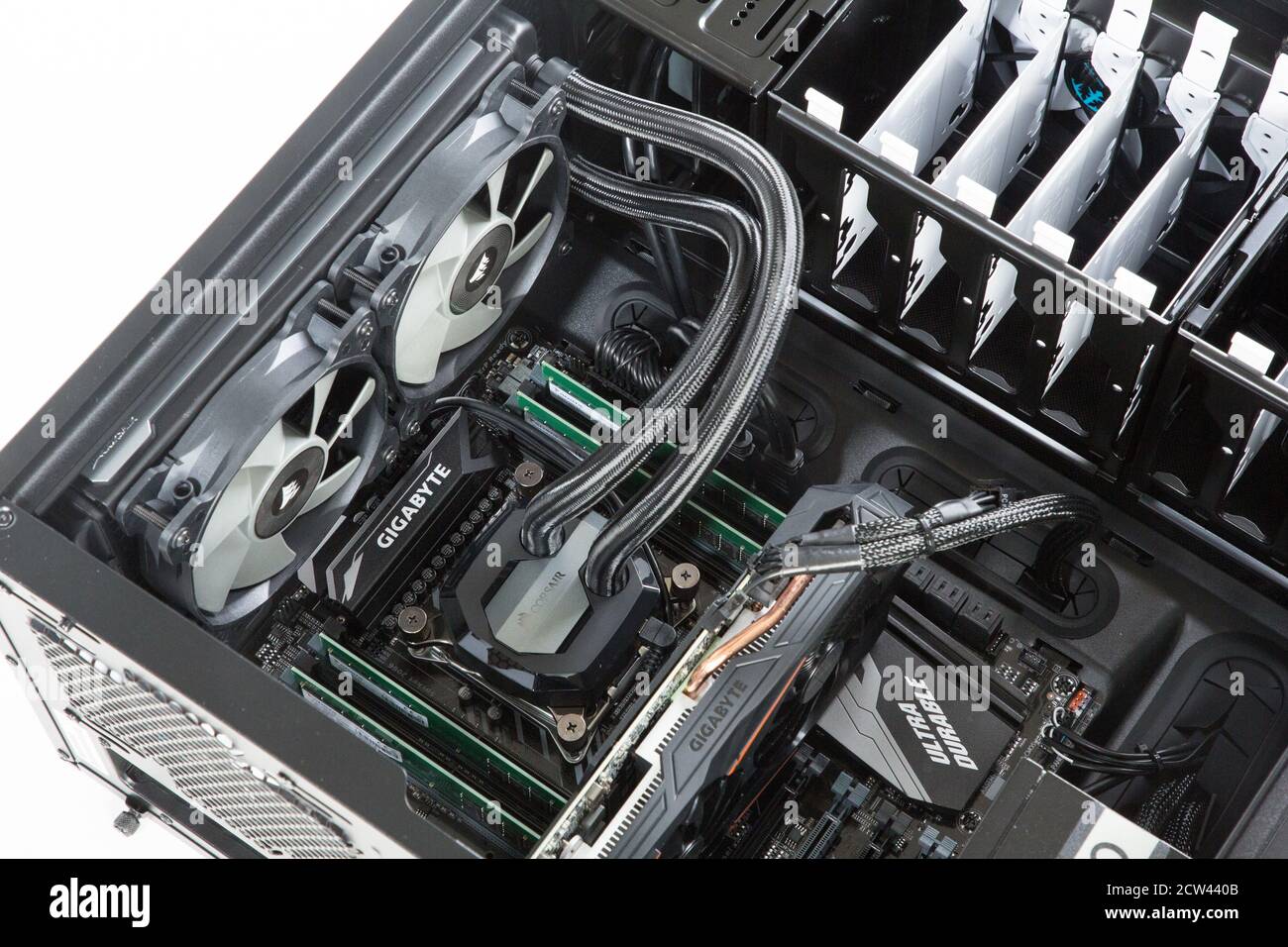 processore raffreddato a liquido all'interno del computer desktop che mostra l'unità radiatore con ventole di raffreddamento Foto Stock